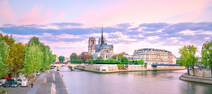 美丽的巴黎圣母院和清晨的塞纳河桥图片