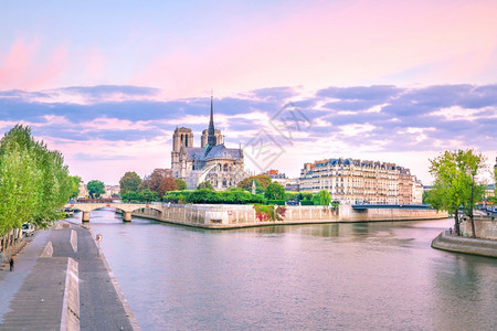 暮国际的地标美丽巴黎圣母院和清晨的塞纳河图片