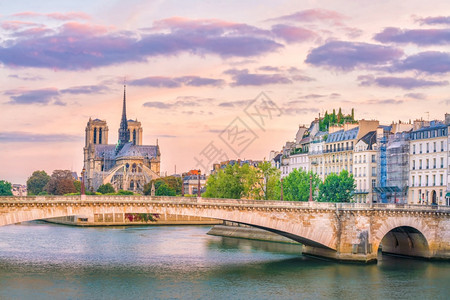 贵妇人建筑学美丽的巴黎圣母院和清晨的塞纳河建造图片