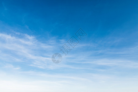 晴天自然蓝色空有白云蓬松的图片