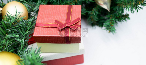 向量包裹惊喜圣诞礼物红箱盒图片