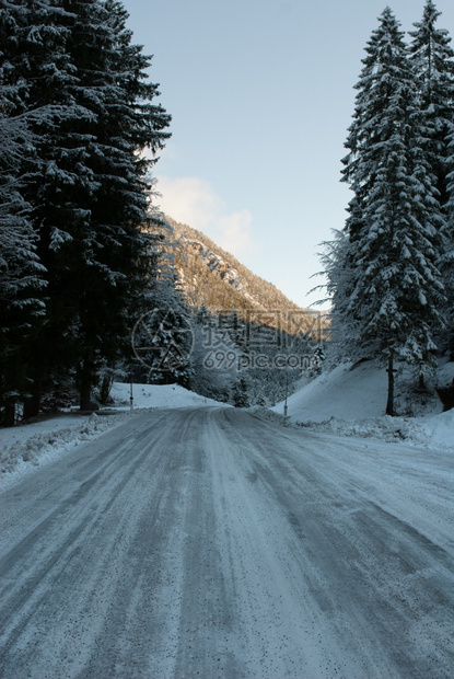 奥地利阿尔卑斯山的雪覆盖道路清除寒冷的冬天图片