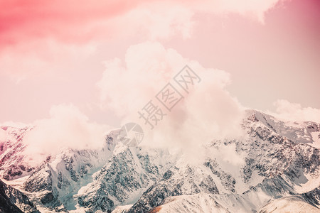顶峰旅行白色的粉红天空下山脉的雪峰地面色粉图片