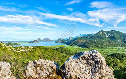 风景优美山上Skadar湖从上面Skadar湖上空查看旅游景观图片