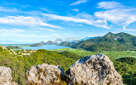 风景优美山上Skadar湖从上面Skadar湖上空查看旅游景观图片