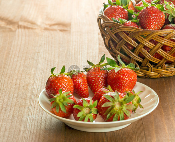 带新鲜草莓的篮子食物收成生活图片