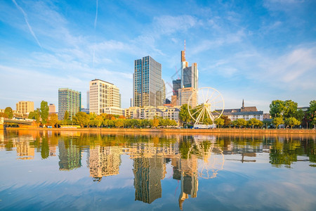 城市的德国法兰克福市天际之景中心塔图片