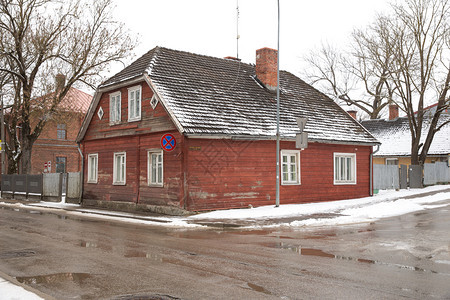 闹鬼家框架Cesis市拉脱维亚街和旧木屋城市空间2018年冬季图片
