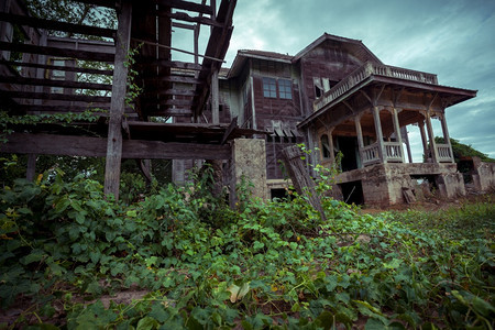 闹鬼日落时被遗弃的旧木屋可怕图片