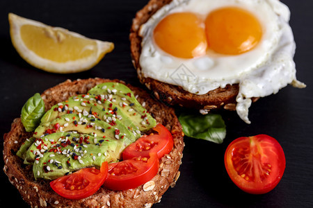 乡村白色的健康素食三明治Vegan汉堡加番茄巴西尔奇利和芝麻新鲜健身配方Gourmet午餐菜简单卫生食品重点是Avocado鸡蛋图片