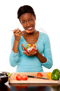 有健康新鲜机沙拉的素食女独自坐在厨房柜台用切餐板单独与世隔绝每天早上10点到62钟一种饮食图片