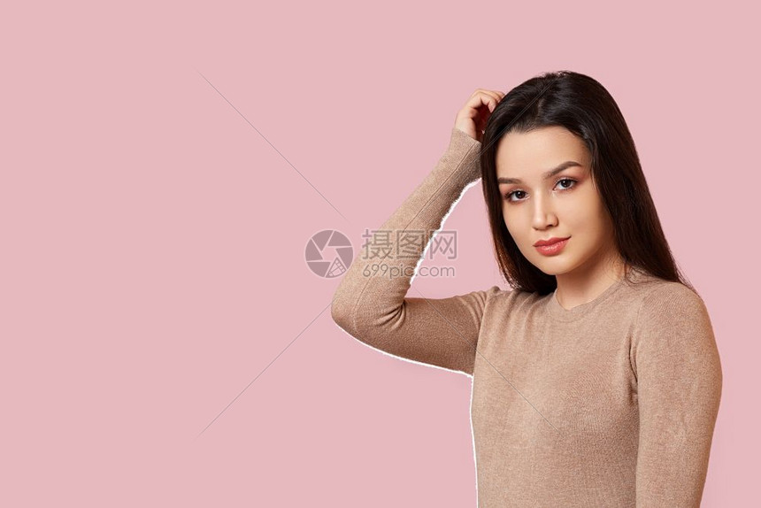 愉快一个年轻美丽的亚洲黑发女孩肖像身着一件浅褐色夹克头顶用手握在粉红孤立的背景上带有复制空间淑女微笑图片