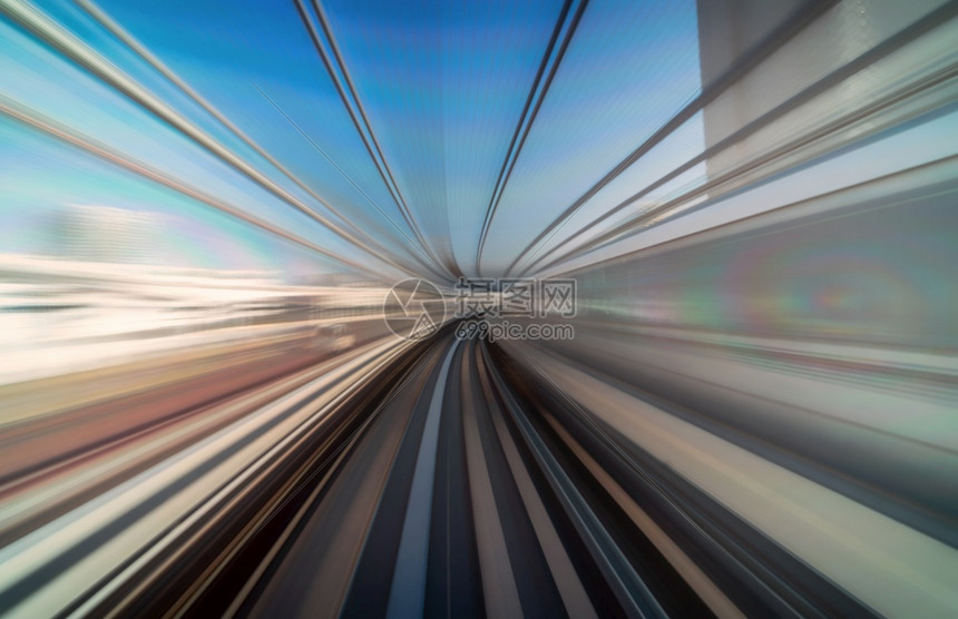铁路接触毛茸的在日本东京隧道之间移动的横滨线东京日式本列火车上的动态模糊了潮流运动的向图片