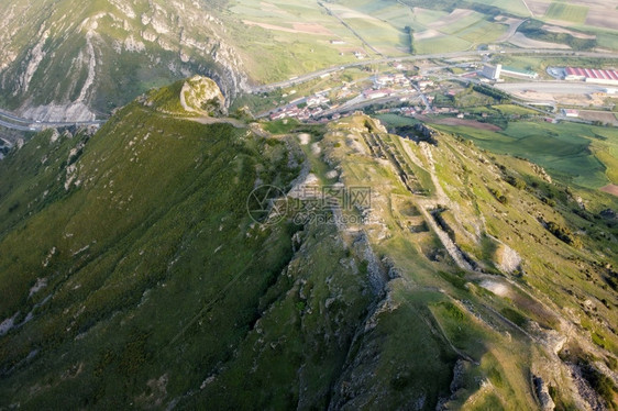 冒险Pancorbo峡谷布尔戈斯卡蒂利亚莱昂西班牙的山地景观鸟瞰图西班牙卡斯蒂利亚莱昂布尔戈斯Pancorbo峡谷的山地景观鸟瞰图片