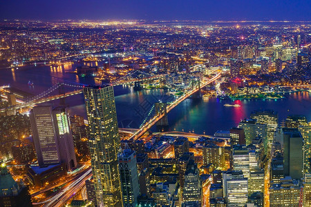 纽约市曼哈顿中心天线晚上风景优美摩天大楼正方形图片