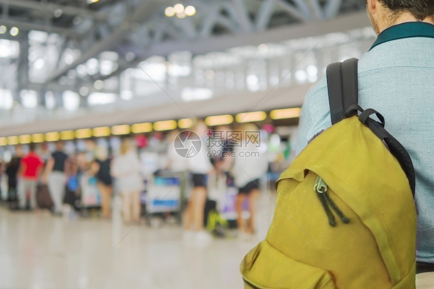 在机场报到柜台等待的长旅客排队等候报到的模糊不清旅客简单集中照片建筑学晚的查看图片