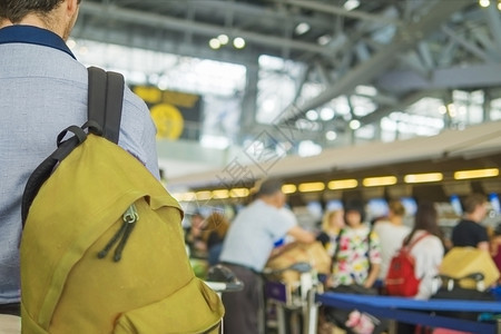 在机场报到柜台等待的长旅客排队等候报到的模糊不清旅客简单集中照片计数器为了内部的图片