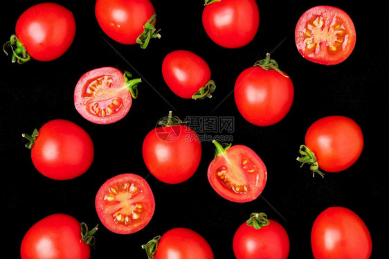 红樱桃西柿被隔离在黑色背景上整个并切成半面黑色的一种抽象图片