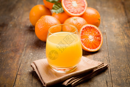 桌子古代木制边的新鲜橙子汁饮料果图片