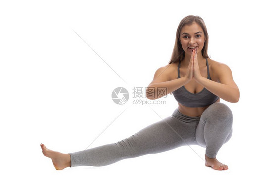 女孩在一个白色背景的演播室里做瑜伽白种人浓度体式图片