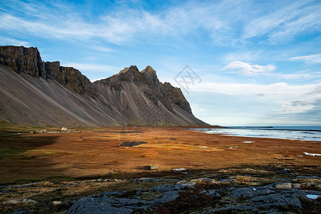 冰岛Vestrahorn山和冰岛viking村日落附近的Vestrahorn山和维京村顶峰多云的绿色图片