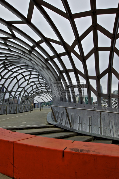 墨尔本的桥是码头地现代和多彩建筑的桥梁网络橙具体的图片