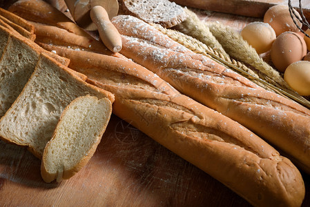 切片美味面包和小麦食品成概念食物和成分概念传统的桌子图片