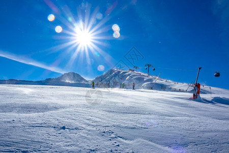 冬季的滑雪场图片