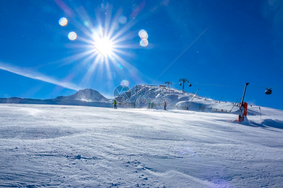 冬季的滑雪场图片