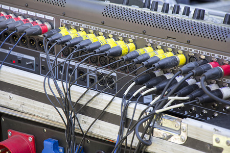 工作室音频混器中包含的许多电缆网络技术图片