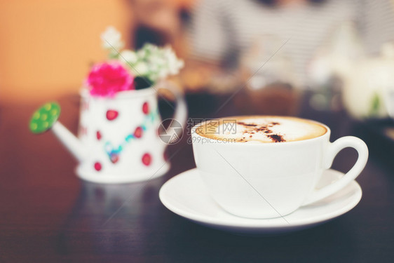 午餐咖啡店背景的卡布奇诺杯小雨咖啡因图片