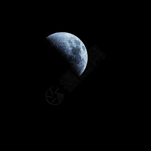 灰色的夜晚月亮在黑的天空上球体行星图片