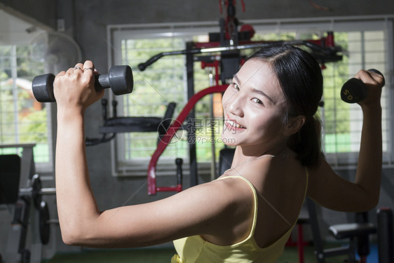 身体的活动训练手持哑巴健康概念运动的笑容女图片