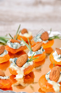 食物十一鸡尾小吃由干杏仁和高金佐拉及杏仁制成喜庆的图片
