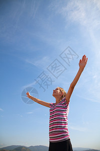 荣耀逗留白种人少女与举起的手在蓝天对面图片