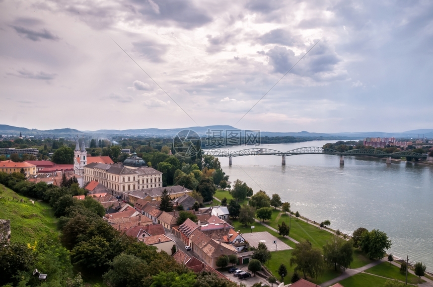 外部的暮马里亚瓦利桥连接匈牙的Esztergom和斯洛伐克的AtArovo横跨多瑙河链图片