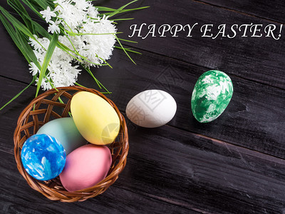 目的四月带复活节鸡蛋和木本花束的篮子图片