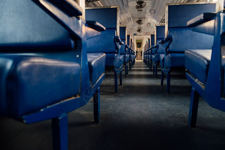 上市优质的蓝色坐在旧列车的蓝座椅上火图片