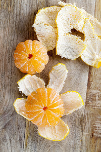 收成木板好美味的橘子躺在切割板上剥下普通洋葱好的图片