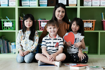 幼儿园女教师在幼儿园给孩子们上课图片