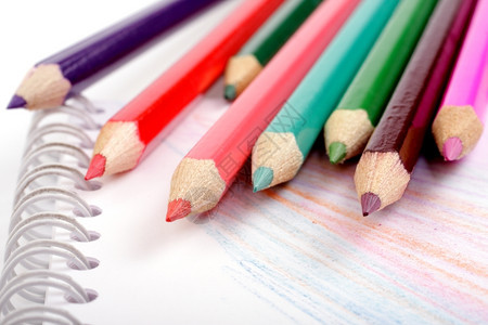彩色铅笔和绘画本图片