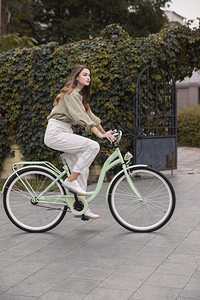 男人妇女骑自行车在城市中随意的平坦图片