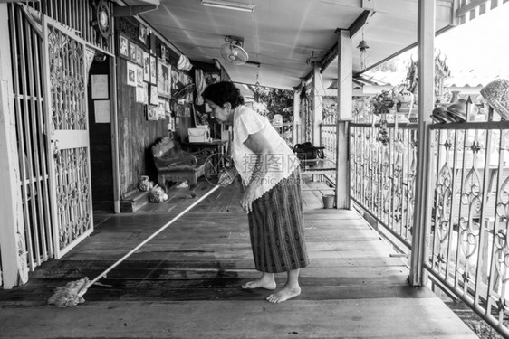 亚洲人高级女清洁店的黑白形象清扫厂年龄退休图片