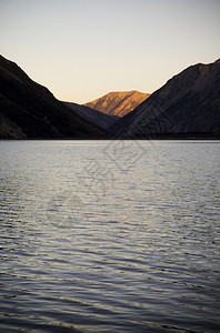 带日落立山的湖自然徒步旅行图片