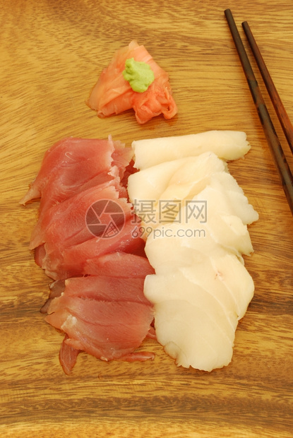 配有生鱼贝斯和筷子的寿司大餐生鱼片新鲜的午餐图片