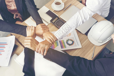 交易具有成功伙伴关系的多样化人群体和取得成功的伙伴关系一拳握手在办公室中显示力量和统一团队在伙伴合作概念中表现出企业团队合作信任图片