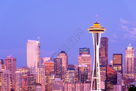 外部的黄昏灯美国华盛顿州西雅图市中心的天线晚上图片