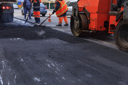 建筑团队道路服务和建筑设备背景中新铺的沥青纹理和背景以及新铺设的沥青背景情况6970317城市的准备劳动图片