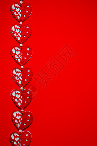 问候浪漫情人节概念红色背景上的纺织红心放置文本情人节概念的地方红色背景上的纺织红心卡片图片