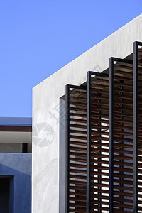 遮阳板新的黑色在现代建筑顶壁水泥墙上折叠金属遮阳电池棒以垂直框对蓝天空的低角度视图图片